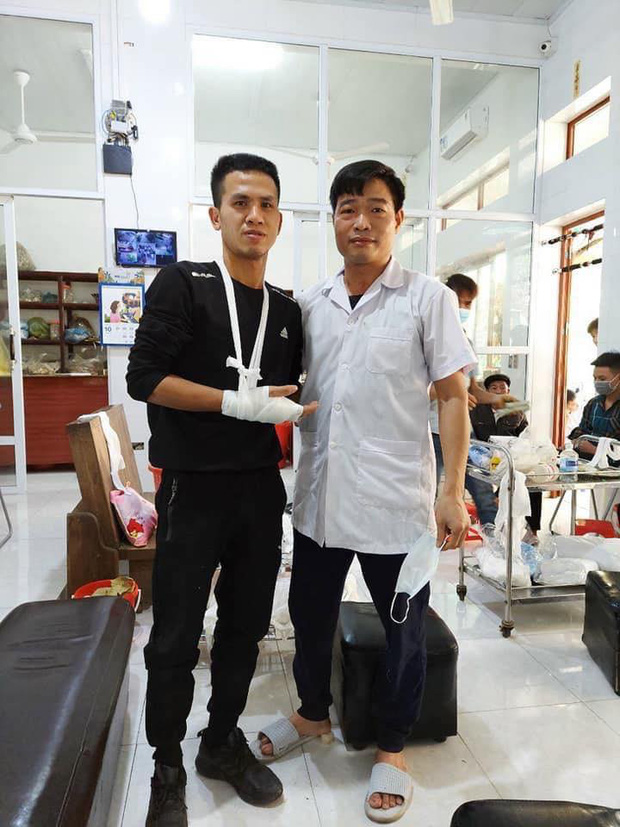 Anh Mạnh phải đi bó lại tay sau màn cứu cháu bé rơi từ chung cư xuống. Ảnh FB Anh Mạnh phải đi bó lại tay sau màn cứu cháu bé rơi từ chung cư xuống. Ảnh FB