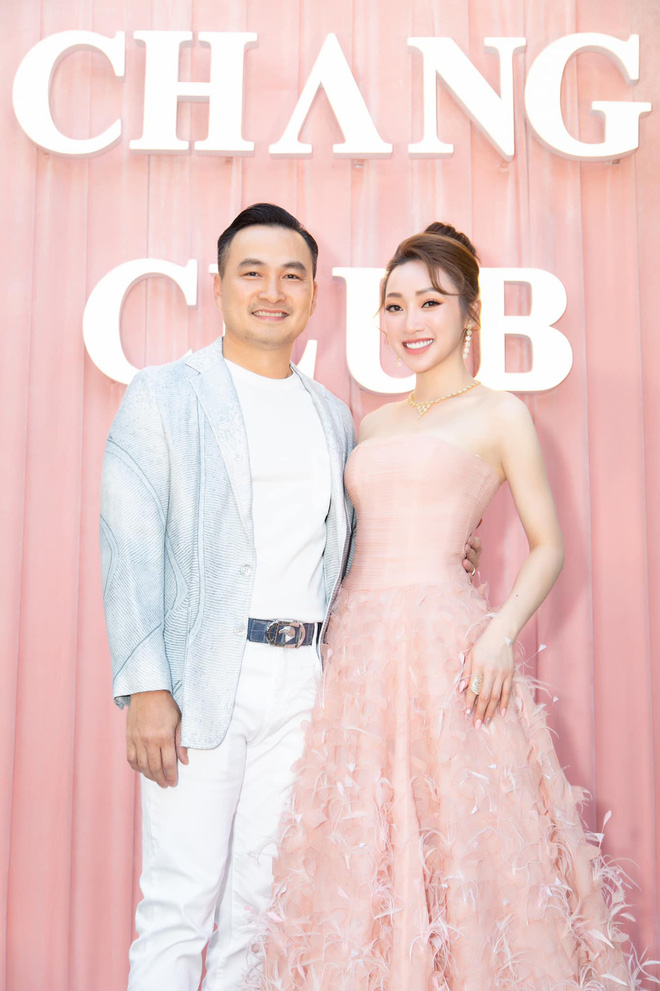 Chi Bảo sánh đôi bên bạn gái kém 16 tuổi. Ảnh FBNV Chi Bảo sánh đôi bên bạn gái kém 16 tuổi. Ảnh FBNV