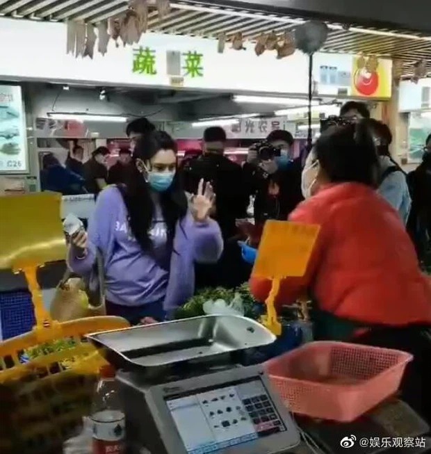 Trương Bá Chi được cho là xuất hiện tại một khu chợ. Ảnh Sohu Trương Bá Chi được cho là xuất hiện tại một khu chợ. Ảnh Sohu