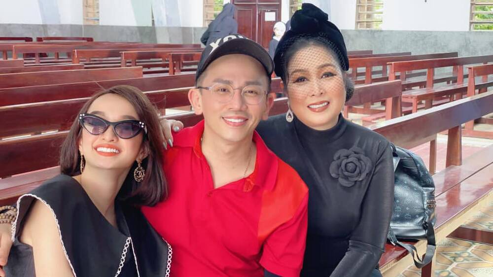 Minh Lộc chụp ảnh cùng Hồng Vân. Ảnh FBNV