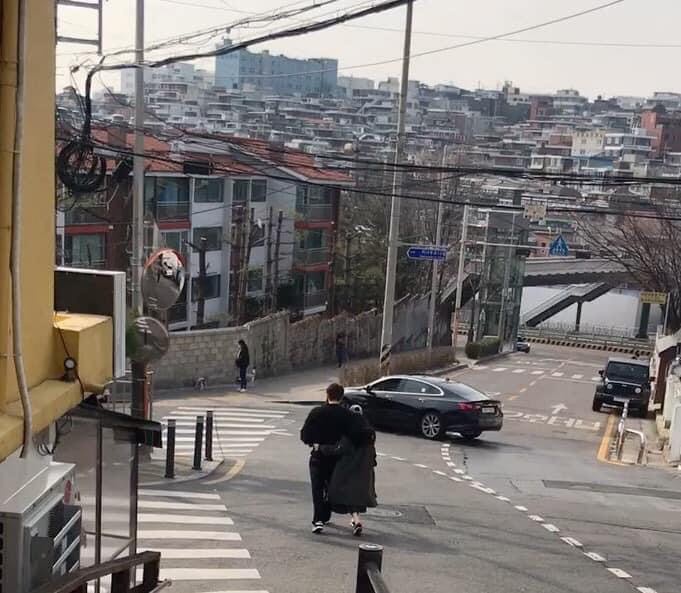 Cả hai còn thân mật khi đi trên đường. Cả hai còn thân mật khi đi trên đường.