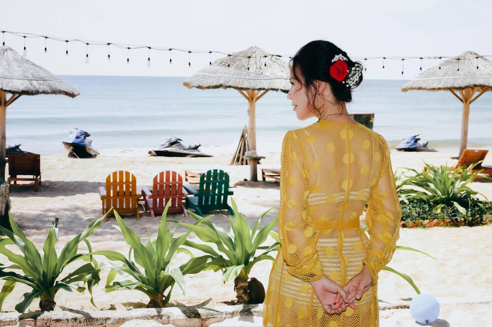 Vợ đại gia 7x của Quý Bình tạo bạo diện trang phục 'mỏng như cánh ve'. Ảnh FBNV