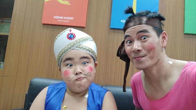 Bi Béo chụp ảnh hài hước cùng bố. Ảnh FBNV