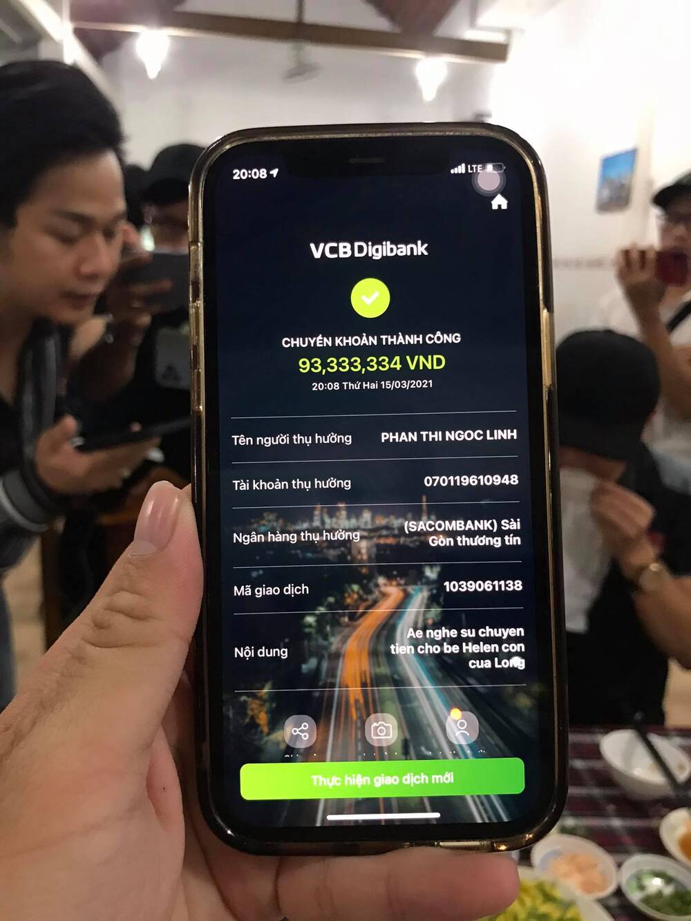 Vợ hai Vân Quang Long đã được chuyển số tiền từ nhóm bạn bè của chồng. Ảnh internet