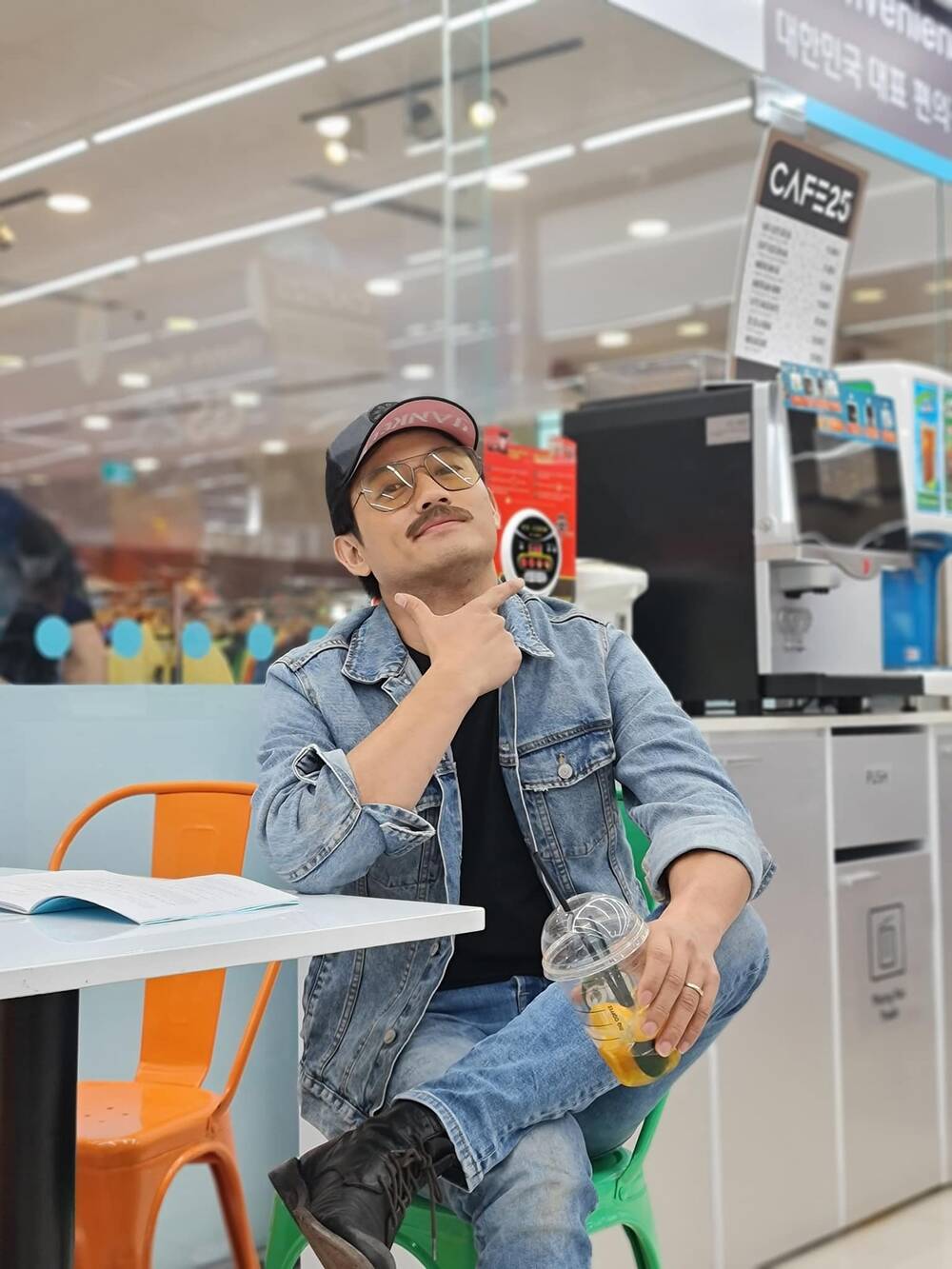 Quý Bình đăng tải hình ảnh trên trang cá nhân. Ảnh internet