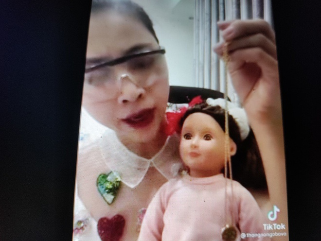 Thơ Nguyễn gây tranh cãi với video xin vía học giỏi. Ảnh cắt từ clip. Thơ Nguyễn gây tranh cãi với video xin vía học giỏi. Ảnh cắt từ clip.