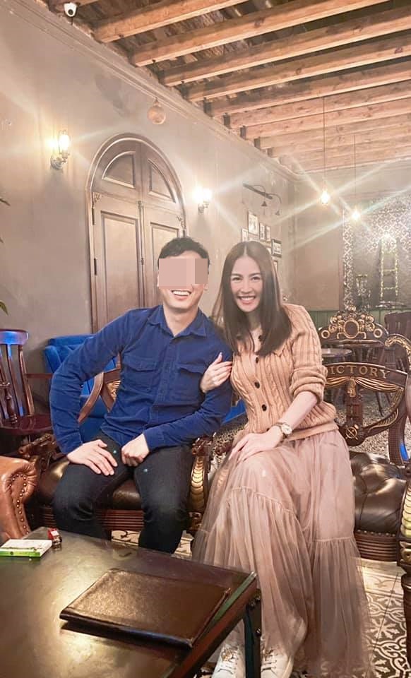Quế Vân từng giấu mặt bạn trai khi hẹn hò bí mật. Ảnh FBNV Quế Vân từng giấu mặt bạn trai khi hẹn hò bí mật. Ảnh FBNV