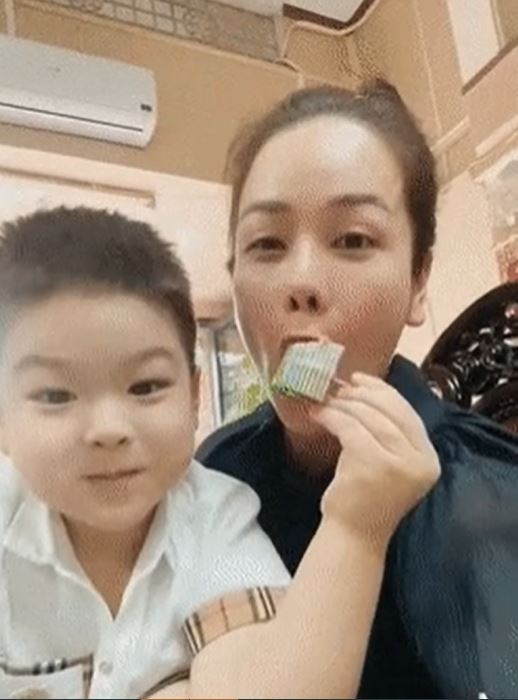 Nhật KIm Anh hạnh phúc khi được con trai đút đồ ăn cho. Ảnh cắt từ clip. Nhật KIm Anh hạnh phúc khi được con trai đút đồ ăn cho. Ảnh cắt từ clip.