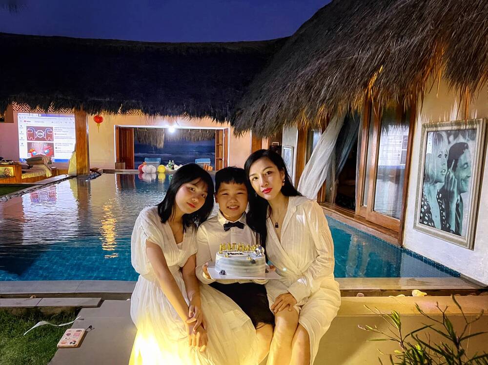 Ái Vân đưa các con đi du lịch chúc mừng sinh nhật con trai. Ảnh FBNV