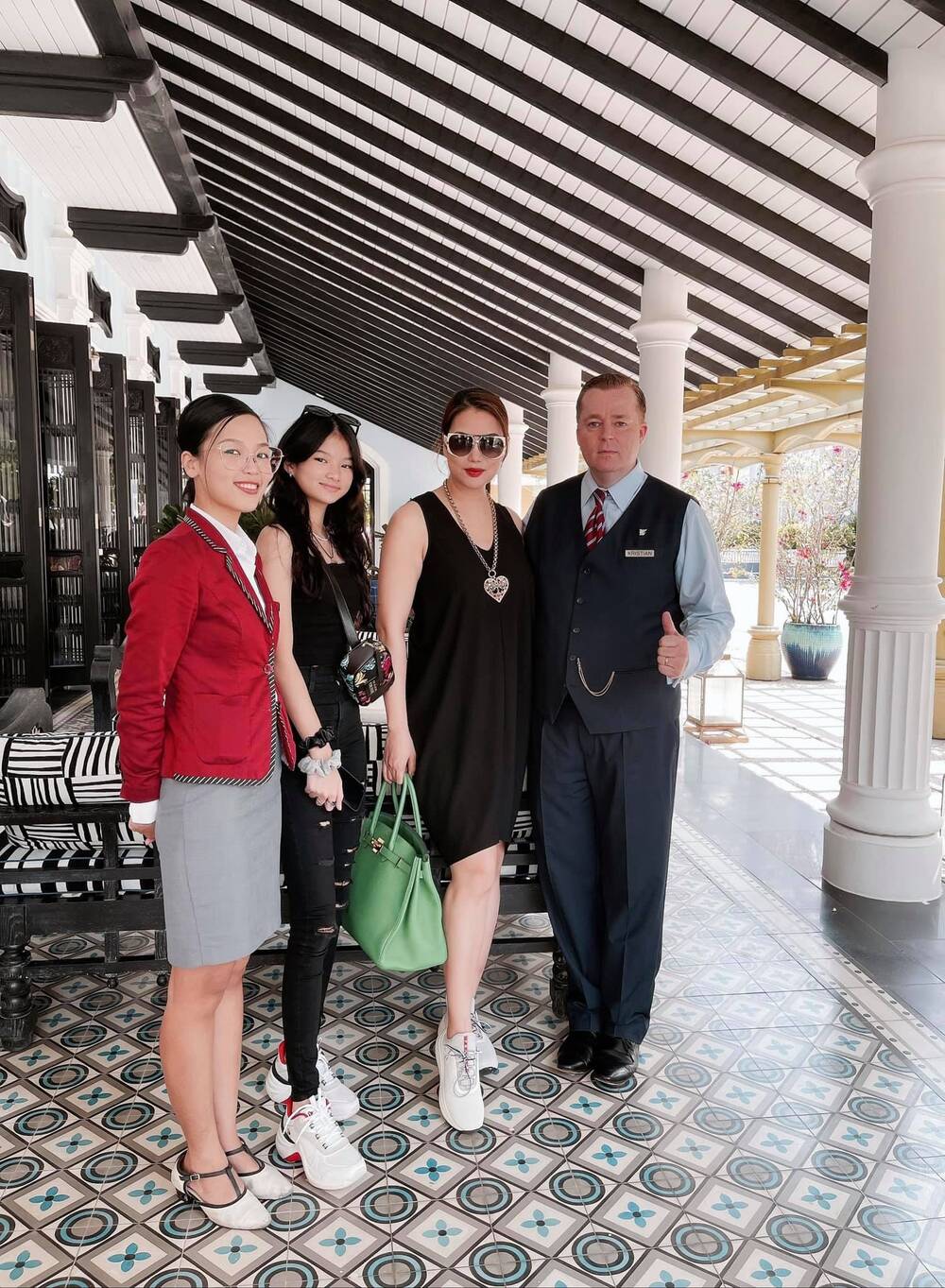 Trong một bức hình khác, Trương Ngọc Ánh cũng lộ thân hình phát tướng. Ảnh FBNV