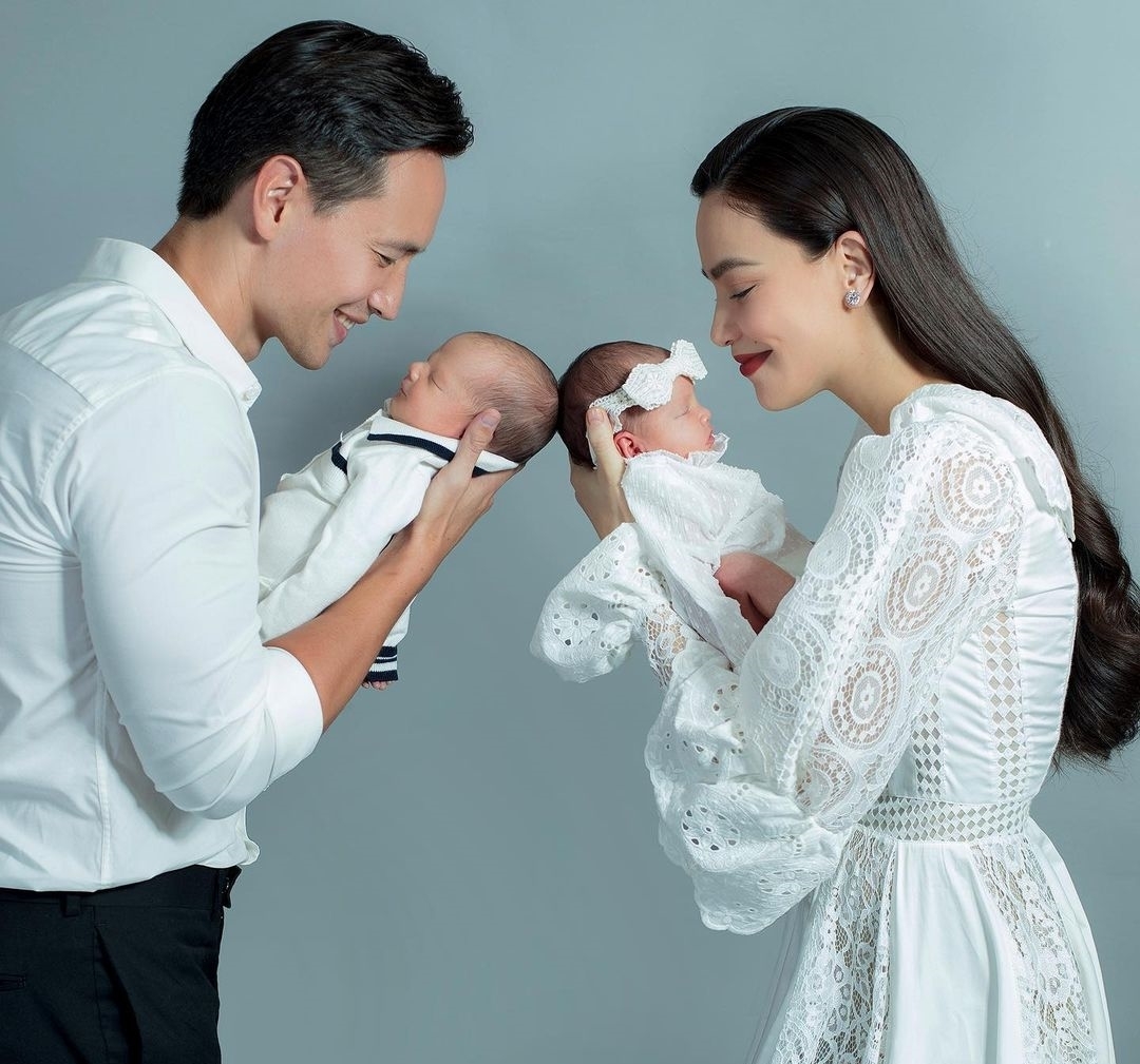 Hồ NGọc Hà và Kim Lý đều là cặp bố mẹ cuồng con. Ảnh internet