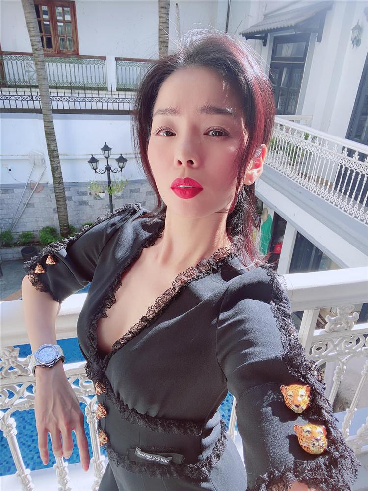 Lệ Quyên từng bị chê quá gầy khi đăng ảnh selfie. Ảnh FBNV