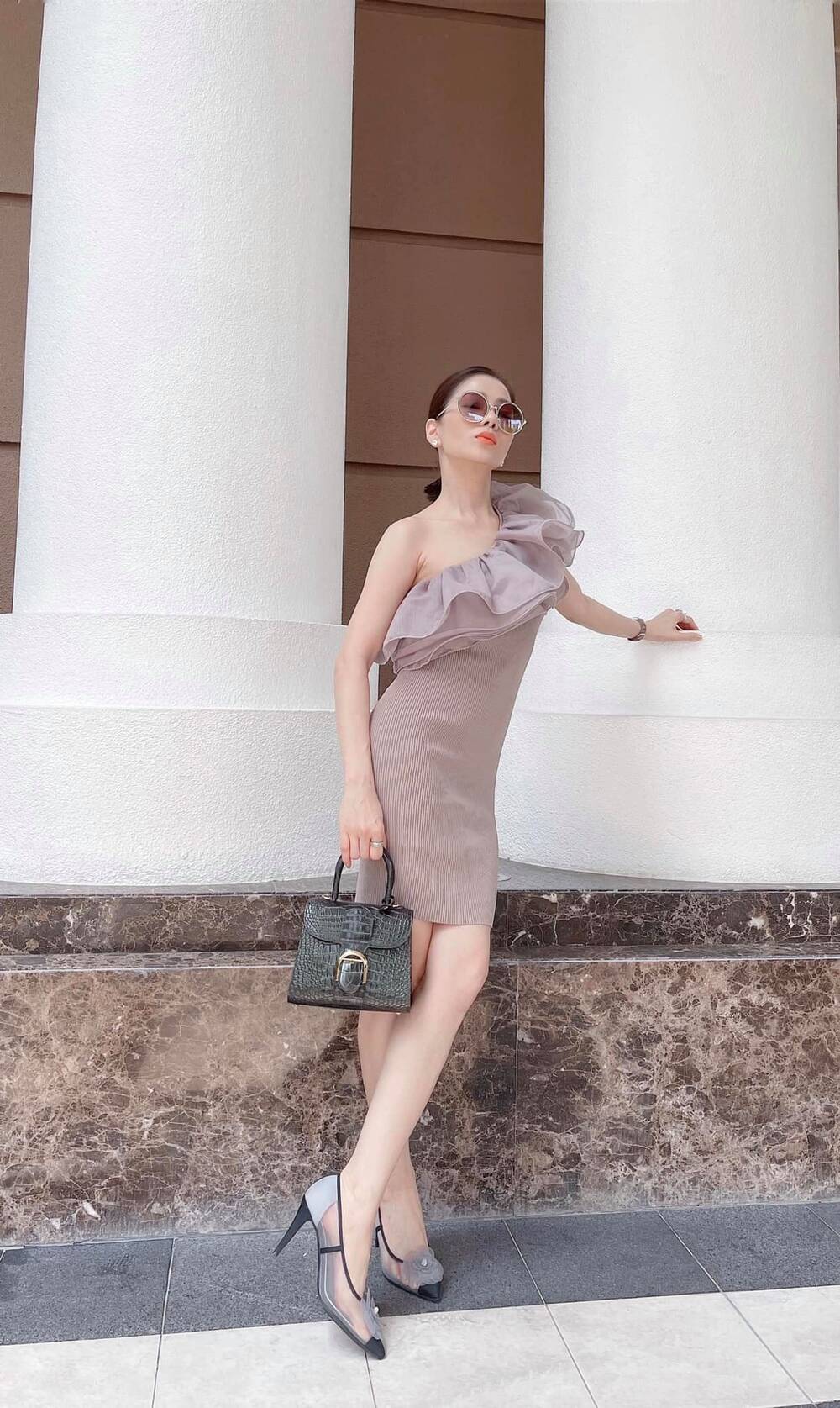 Sở hữu vóc dáng đầy mơ ước, Lệ Quyên liên tục khiến người hâm mộ lo lắng về tình trạng thân hình. Ảnh FBNV