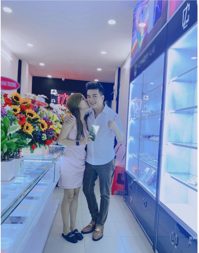 Bảo Ngọc thân mật với Đàm Vĩnh Hưng. Ảnh FBNV Bảo Ngọc thân mật với Đàm Vĩnh Hưng. Ảnh FBNV