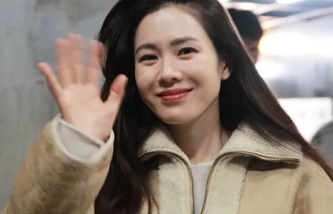 Làn da căng mịn của Son Ye Jin ở hậu trường video quảng cáo.