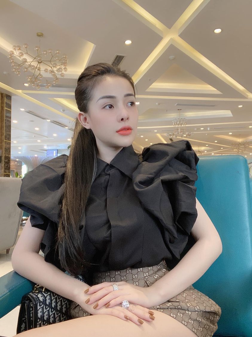 Người hâm mộ bất ngờ với lần Ngân 98 mặc kín đáo. Ảnh internet