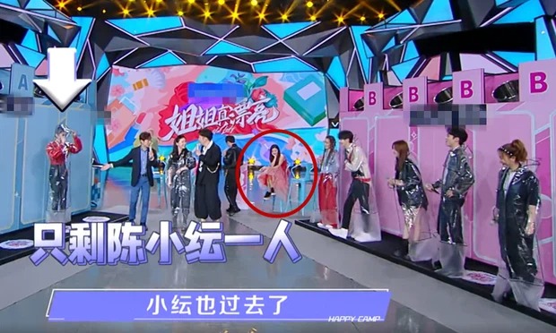 Cô còn liên tục ngồi trong khi người khác đứng.