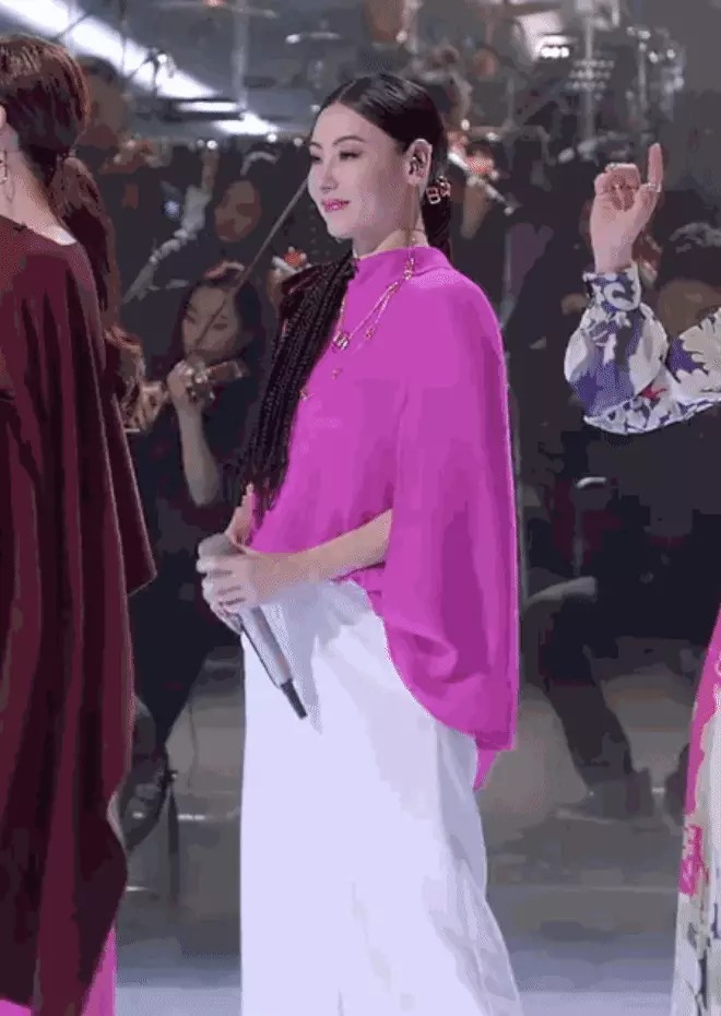 Trương Bá Chi lộ bụng dù mặc đồ rộng.