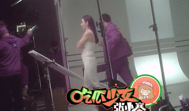 Bức ảnh trong hậu trường của Trương Bá Chi. Ảnh Sina