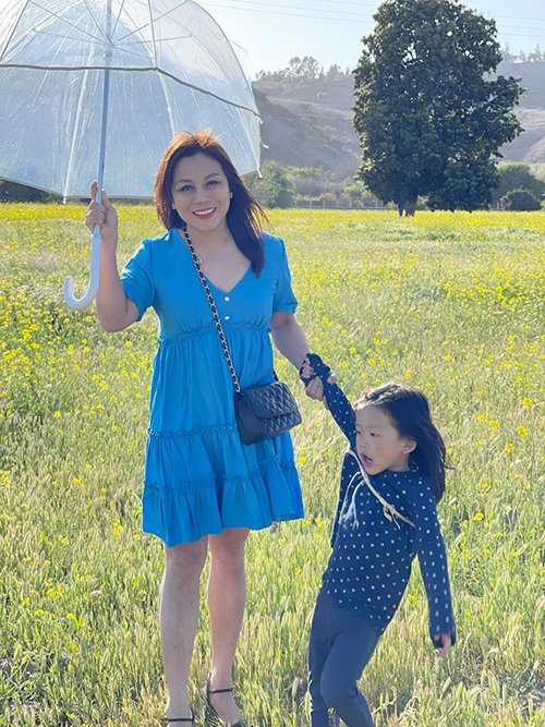 Vợ cũ Hoàng Anh đưa con gái đi chơi. Ảnh FBNV Vợ cũ Hoàng Anh đưa con gái đi chơi. Ảnh FBNV