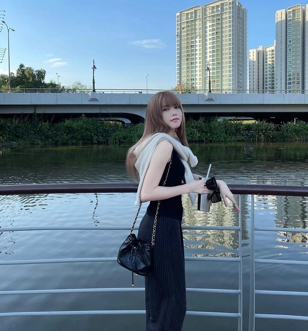Chiếc túi bucket nhỏ xinh này là một thiết kế với mức giá là 4.704 USD (khoảng hơn 100 triệu đồng). Chiếc túi bucket nhỏ xinh này là một thiết kế với mức giá là 4.704 USD (khoảng hơn 100 triệu đồng).