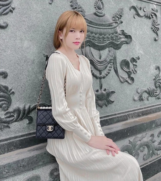 Mẫu túi Chanel 'Chic Pearls' đen với những chi tiết ngọc trai đầy sang trọng của Thiều Bảo Trâm có giá là khoảng 125 triệu đồng Mẫu túi Chanel 'Chic Pearls' đen với những chi tiết ngọc trai đầy sang trọng của Thiều Bảo Trâm có giá là khoảng 125 triệu đồng