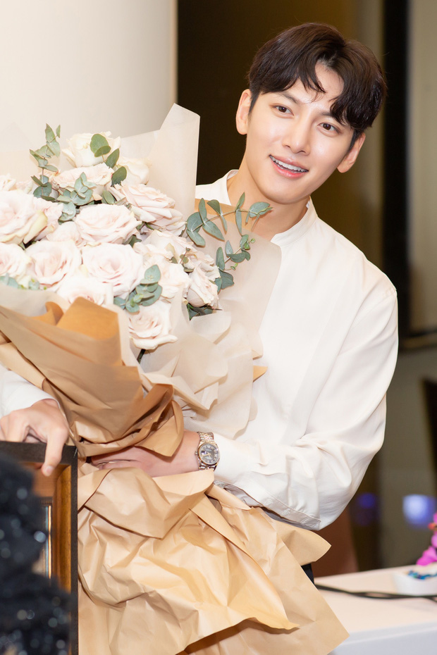 Thông báo về sự có mặt của Ji Chang Wook đã khiến biển người đông nghịt. Thông báo về sự có mặt của Ji Chang Wook đã khiến biển người đông nghịt.
