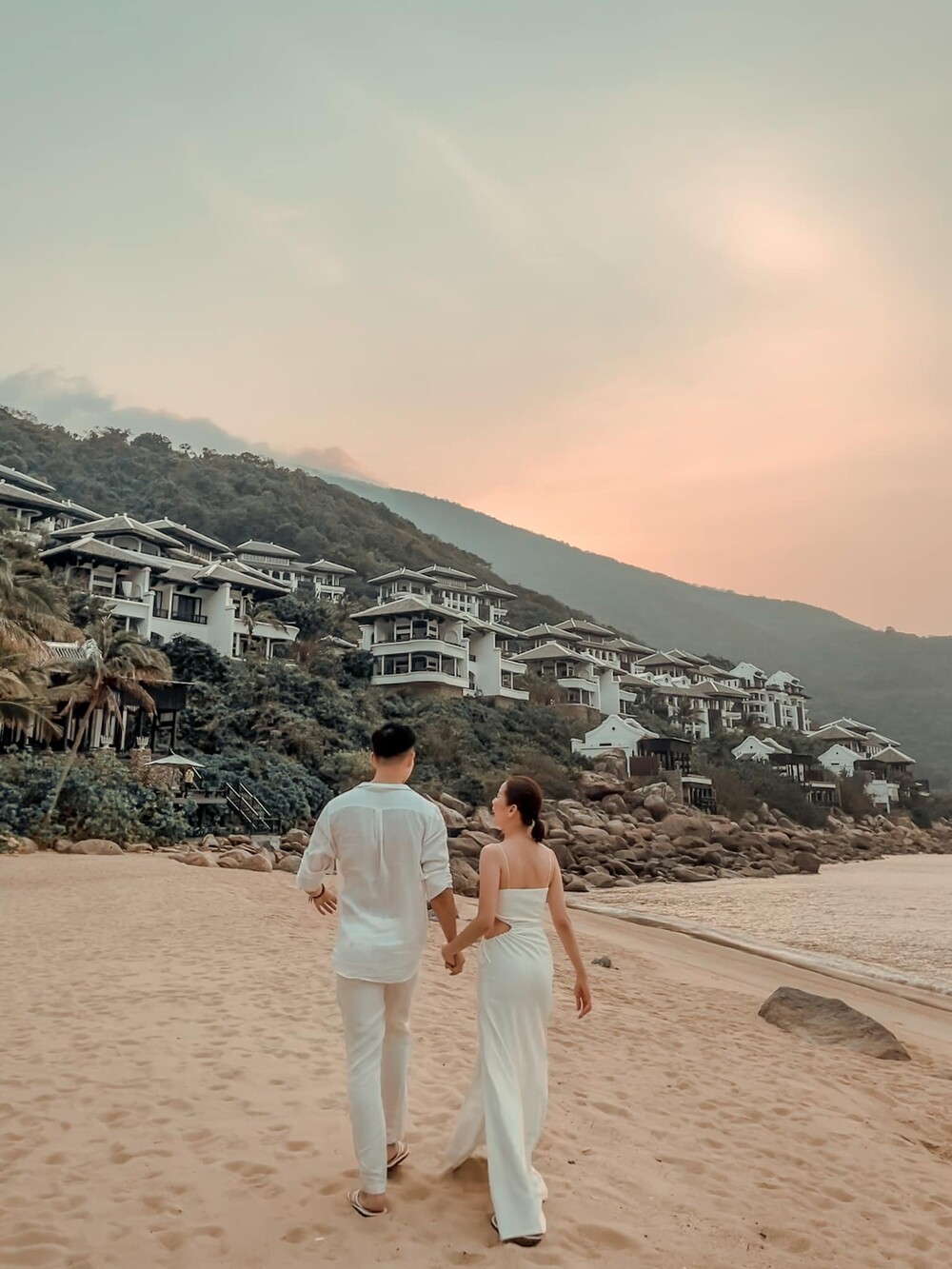 Lâm Bảo Châu chúc mừng sinh nhật Lệ Quyên. Ảnh FBNV