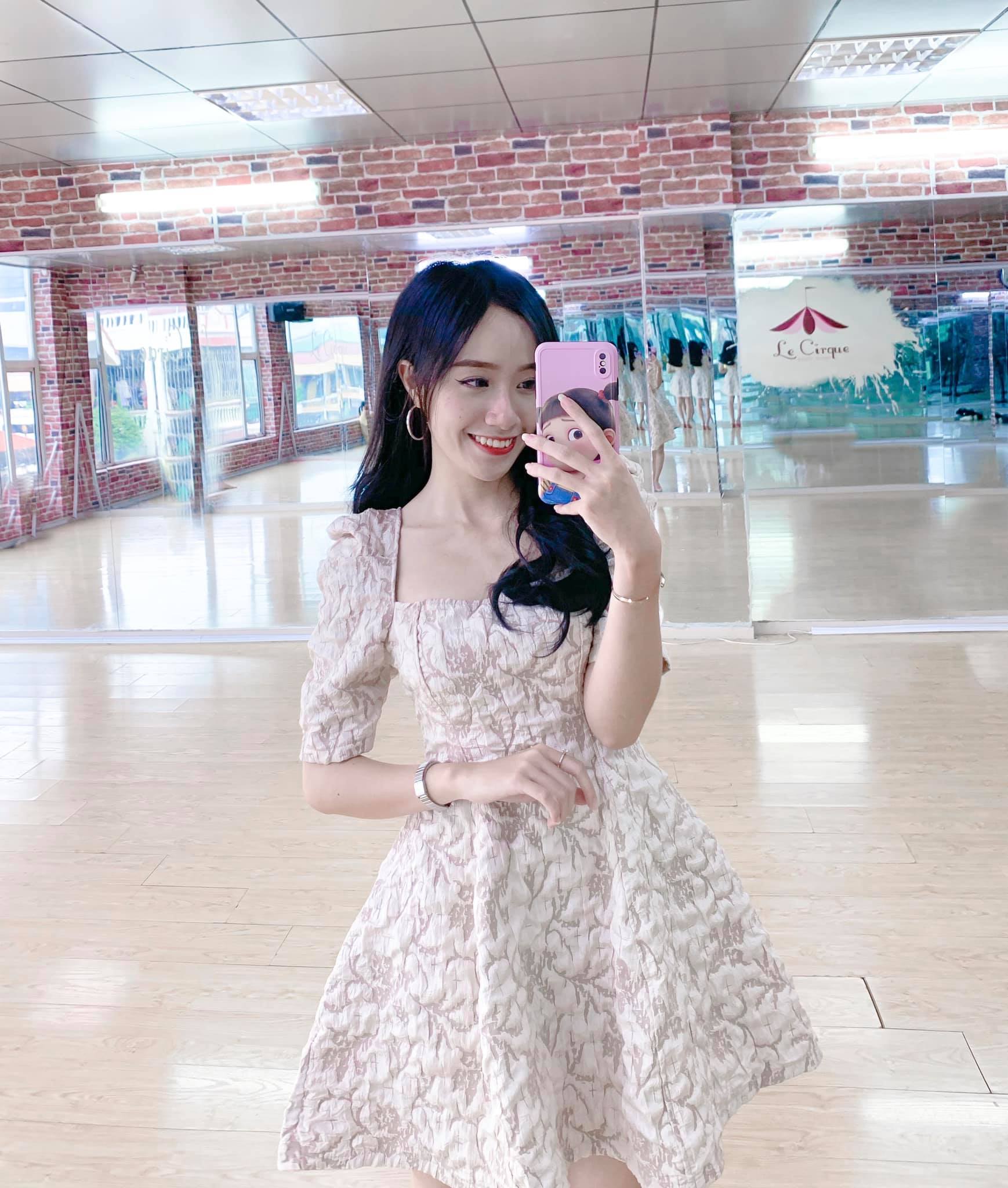 Cô giáo có giọng nói nhẹ nhàng khiến nhiều người thích thú. Ảnh FBNV Cô giáo có giọng nói nhẹ nhàng khiến nhiều người thích thú. Ảnh FBNV