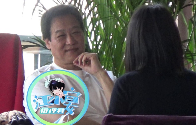 Cha nuôi Lưu Diệc Phi bị chụp ảnh xuất hiện bên một cô gái lạ mặt tại nhà hàng ở Bắc Kinh. Ảnh internet Cha nuôi Lưu Diệc Phi bị chụp ảnh xuất hiện bên một cô gái lạ mặt tại nhà hàng ở Bắc Kinh. Ảnh internet