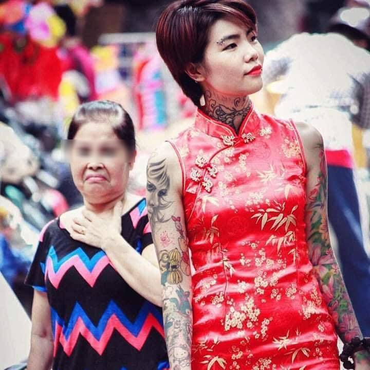 Năm 2015, mạng xã hội xôn xao trước bức ảnh nữ thợ xăm mặc bộ sườn xám đỏ thỏa sức tạo dáng giữa phố lồng đèn.Ảnh internet