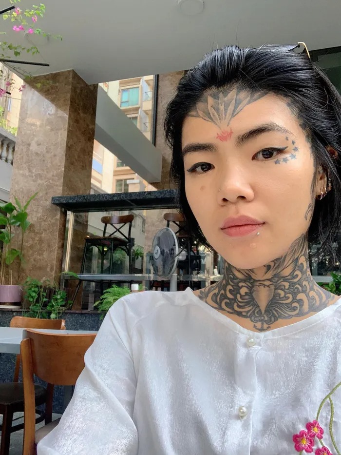 Huỳnh Mai tự tay đăng tải tấm ảnh lên trang cá nhân thể hiện sự bất bình khi bắt gặp ánh mắt dè bỉu của người lớn.