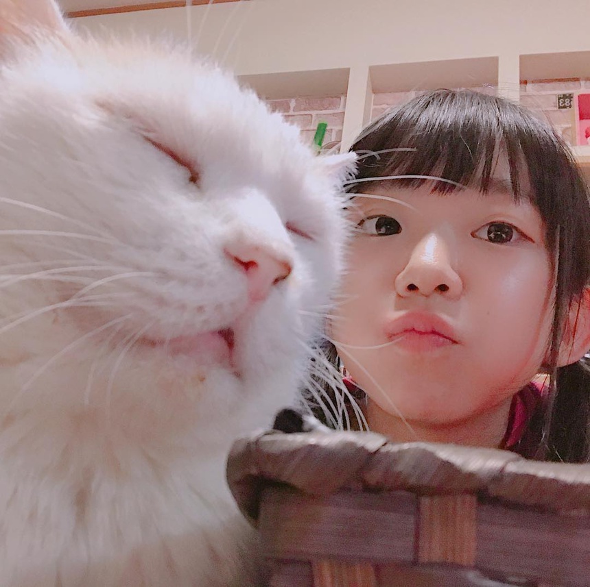 Chính sở hữu gương mặt trẻ con nên Nagasawa Marina đã gặp không ít rắc rối vì thường bị hỏi về giấy tờ tùy thân mỗi lần ra ngoài vào buổi tối. Thậm chí khi đến các quán bar cũng phải chứng minh về tuổi tác.