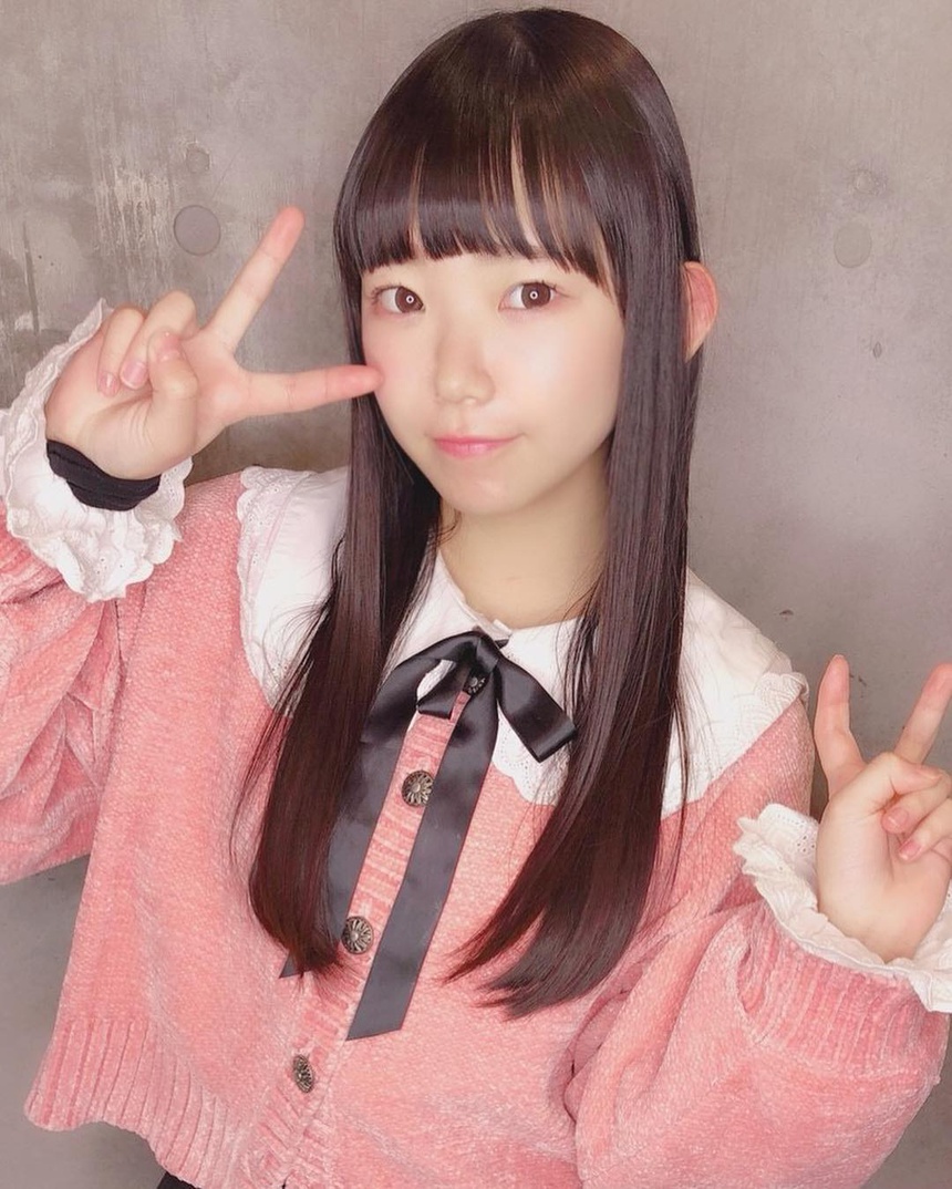 Năm 2016, Nagasawa Marina giành quán quân cuộc thi tìm kiếm thần tượng Miss iD 2016 do công ty xuất bản Kodansha tổ chức. Dù trong những bức hình thường ngày hotgirl sinh năm 1995 không khác gì cô bé học sinh cấp 2 nhưng cô thỉnh thoảng đột phá bằng những hình ảnh khiến người xem không dám nhìn.