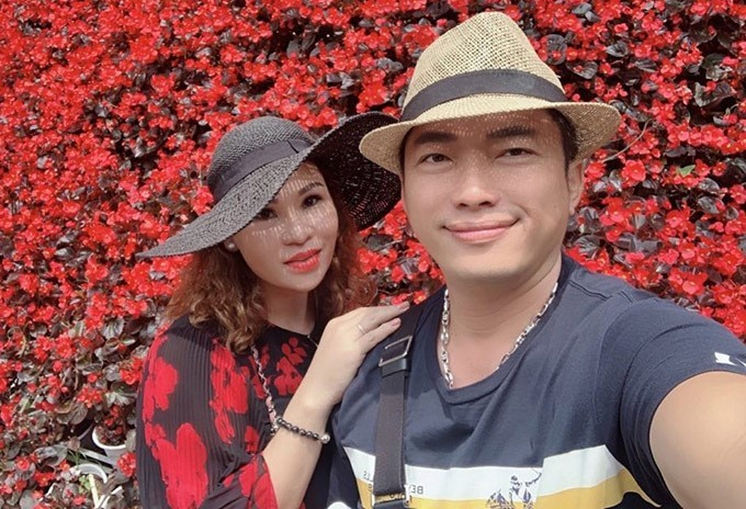 Diễn viên Kinh Quốc và vợ thường xuyên đăng cuộc sống sang chảnh. Ảnh internet