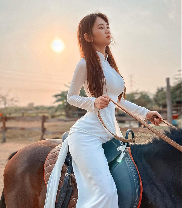 Mặc trang phục kín cổng cao tường cô cũng không quên tạo dáng với tư thế cưỡi ngựa kỳ lạ. Ảnh instagram NV Mặc trang phục kín cổng cao tường cô cũng không quên tạo dáng với tư thế cưỡi ngựa kỳ lạ. Ảnh instagram NV