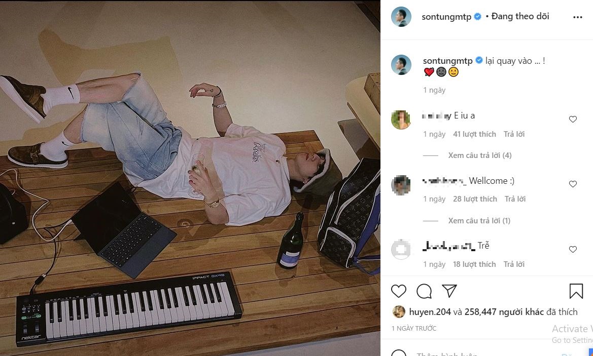 Chán nằm dưới nước, Sơn Tùng lại quay vào nằm tròng sàn nhà. Ảnh chụp màn hình