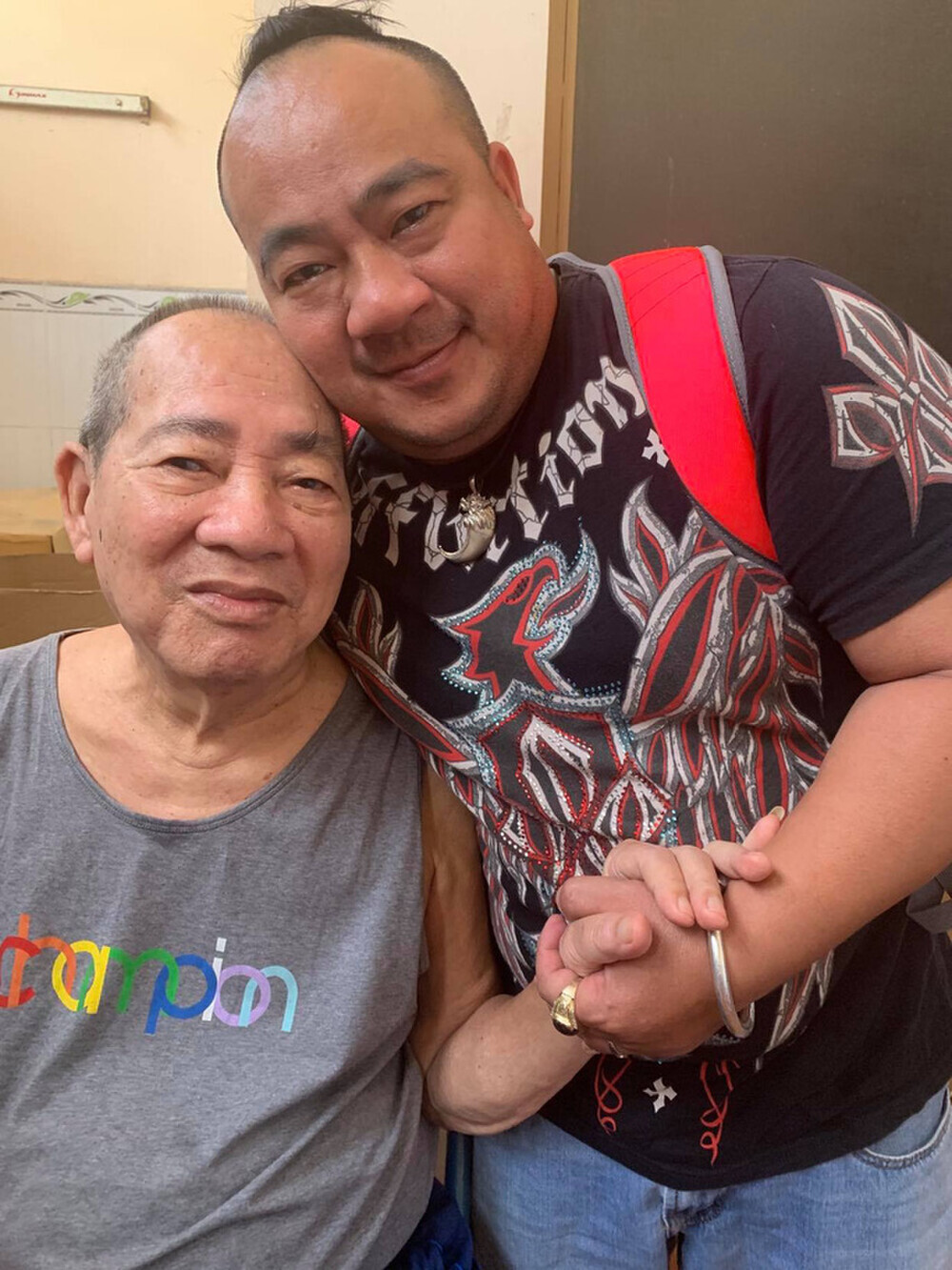 NS Đức Lang chụp ảnh bên Hiếu Hiền thời con tại thế. Ảnh FBNV