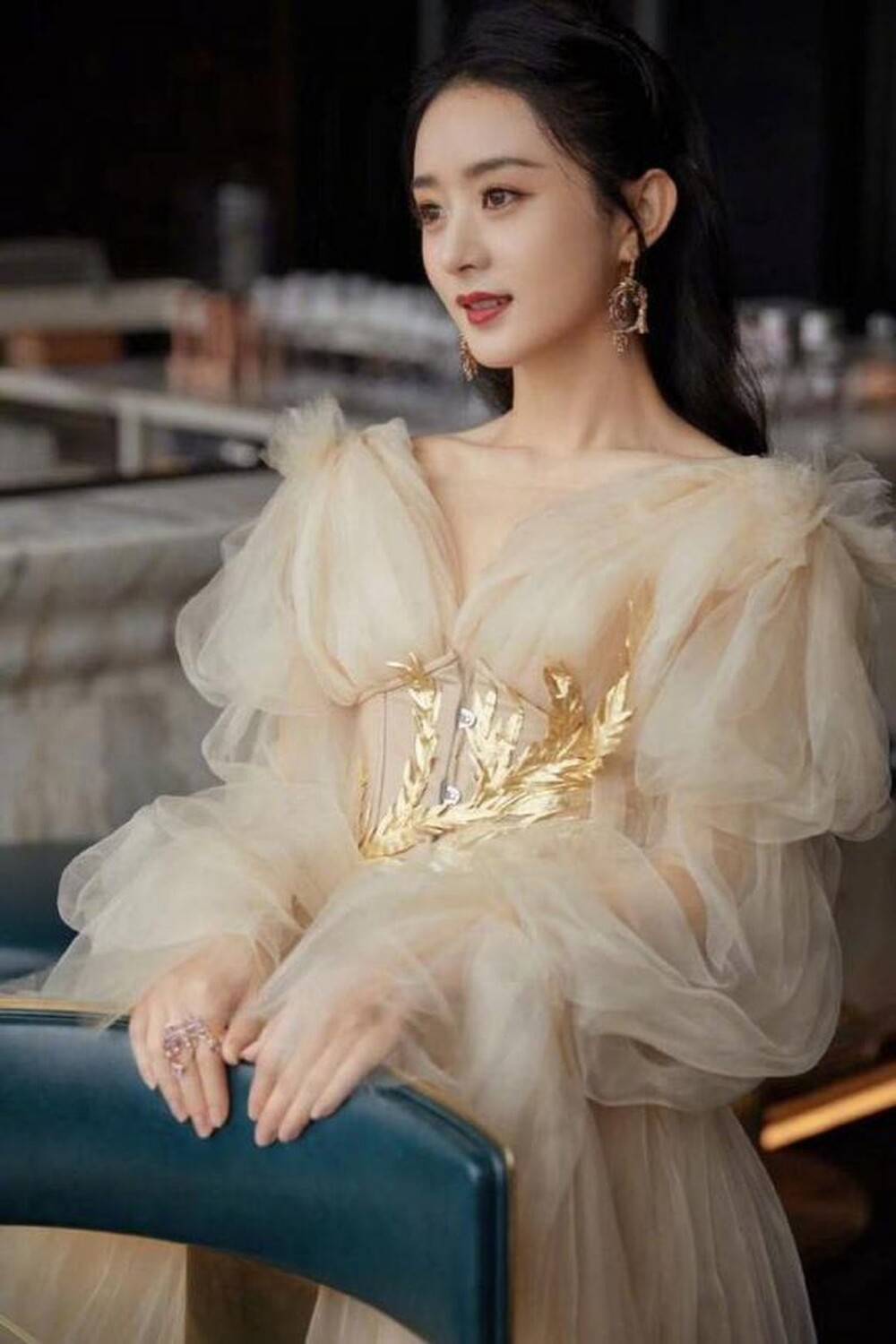 Thần thái đỉnh cao của Triệu Lệ Dĩnh sau khi sinh con. Ảnh internet