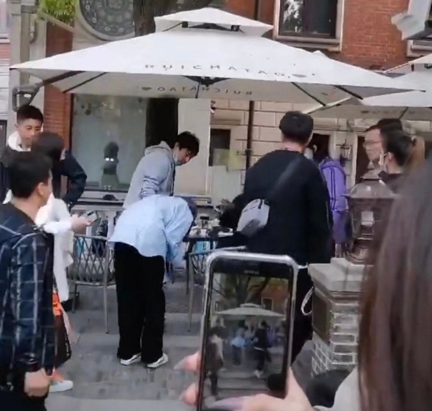 Thái độ của DƯơng Mịch nhận được nhiều lời khen của truyền thông và người hâm mộ.