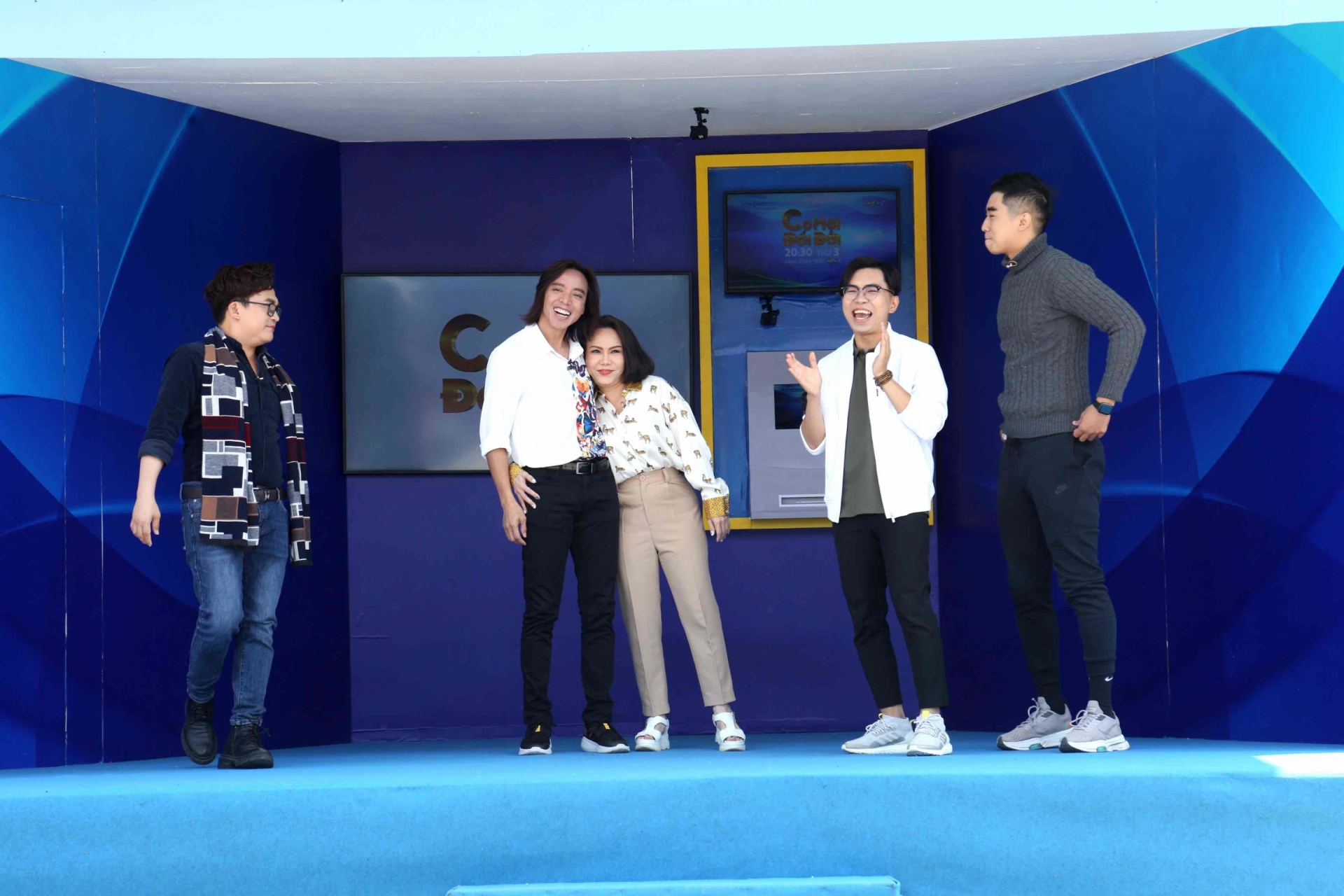 Hoài Phương và Việt Hương khá tình cảm trên sóng truyền hình. Ảnh internet