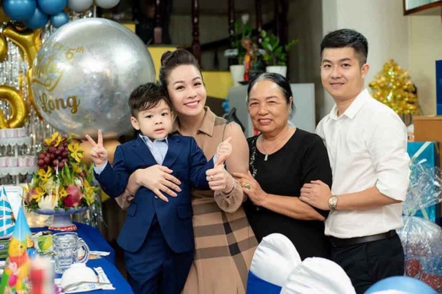 Tưởng sóng yên biển lặng, vợ chồng Nhật Kim Anh lại tiếp tục căng thẳng trên tòa - Ảnh 1 Tưởng sóng yên biển lặng, vợ chồng Nhật Kim Anh lại tiếp tục căng thẳng trên tòa - Ảnh 1