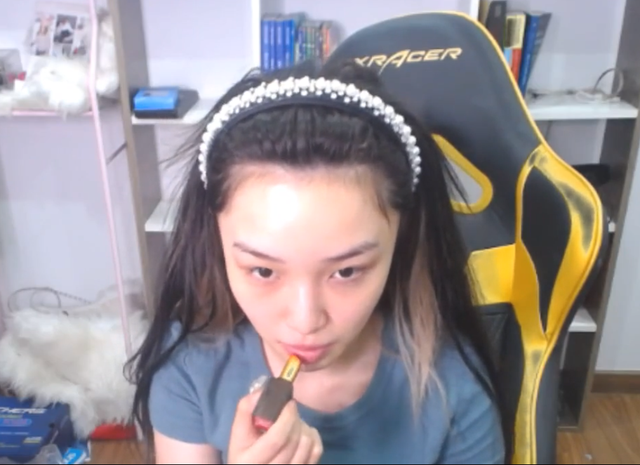 Nữ streamer Xuka Hoa Nhật Huỳnh để lộ mặt mộc ngay trên sóng livestream: Nhan sắc có xinh đẹp như lời đồn? - Ảnh 3 Nữ streamer Xuka Hoa Nhật Huỳnh để lộ mặt mộc ngay trên sóng livestream: Nhan sắc có xinh đẹp như lời đồn? - Ảnh 3