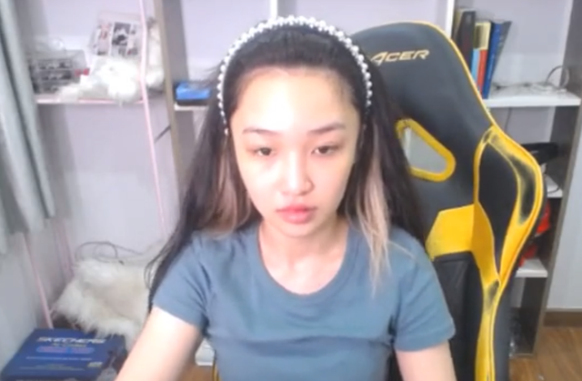 Nữ streamer Xuka Hoa Nhật Huỳnh để lộ mặt mộc ngay trên sóng livestream: Nhan sắc có xinh đẹp như lời đồn? - Ảnh 2 Nữ streamer Xuka Hoa Nhật Huỳnh để lộ mặt mộc ngay trên sóng livestream: Nhan sắc có xinh đẹp như lời đồn? - Ảnh 2