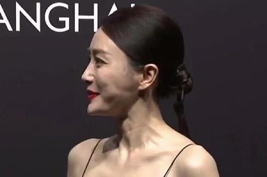 Trước đó, Tần Lam cũng lộ nhan sắc thật khiến nhiều người hoảng sợ. Trước đó, Tần Lam cũng lộ nhan sắc thật khiến nhiều người hoảng sợ.