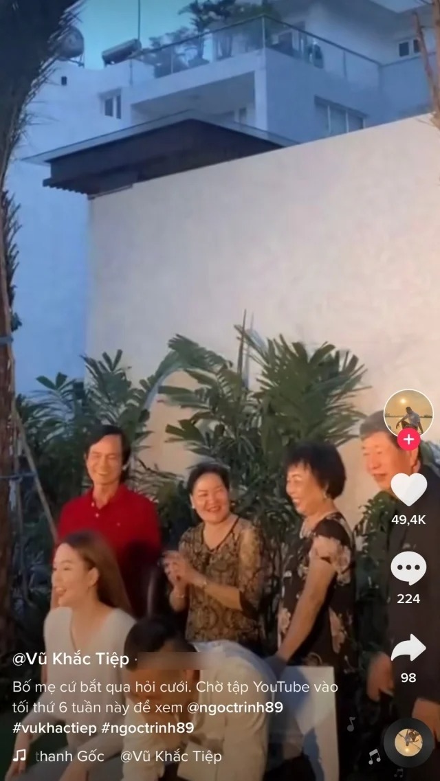 Hai gia đình Ngọc Trinh và Vũ Khắc Tiệp vui vẻ trong ngày gặp mặt. Ảnh: Chụp màn hình Hai gia đình Ngọc Trinh và Vũ Khắc Tiệp vui vẻ trong ngày gặp mặt. Ảnh: Chụp màn hình