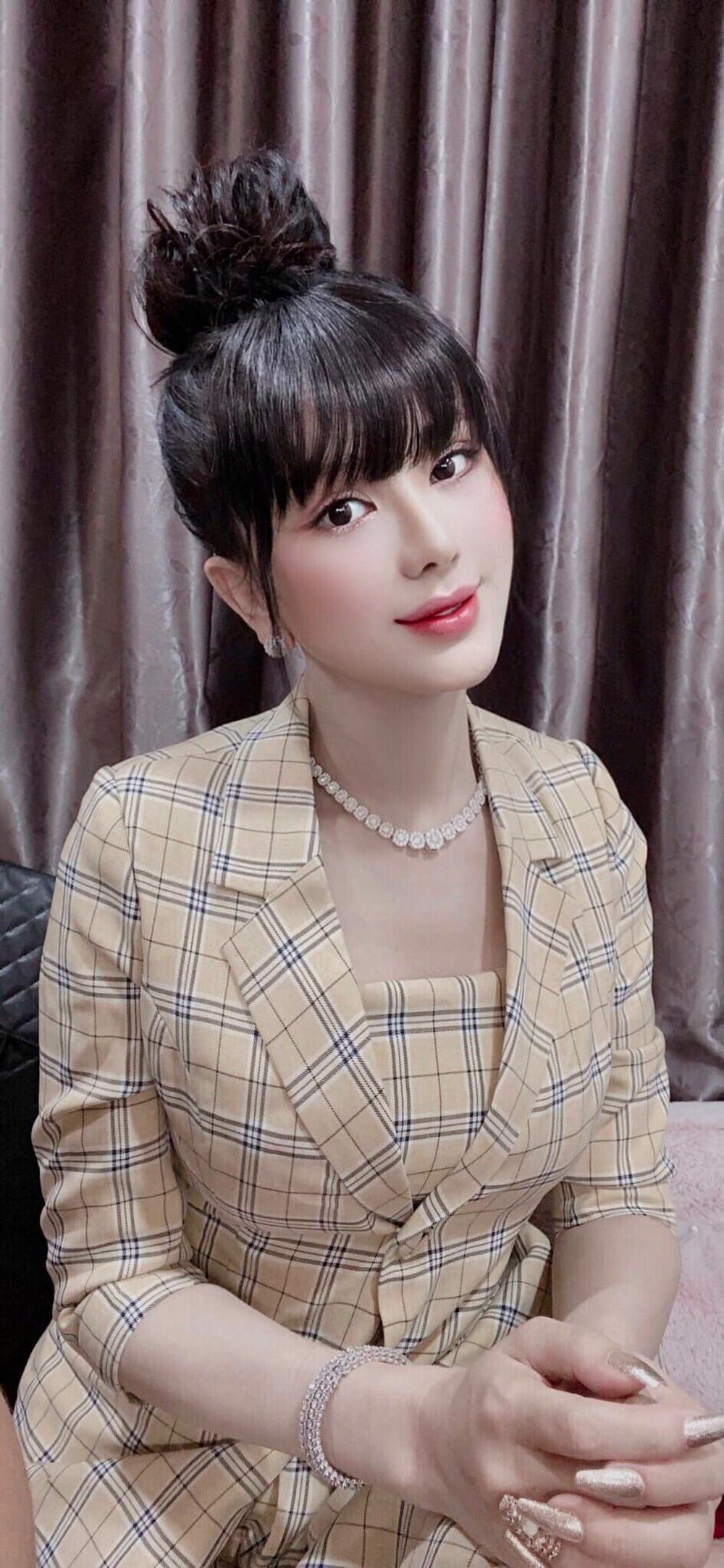 Việc sử dụng mái giả khiến Lâm Khánh Chi trẻ trung lại che được khuyết điểm của mình. Ảnh internet