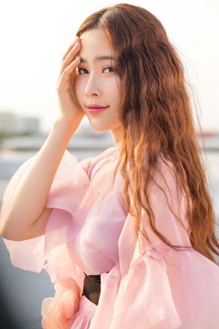 Nam Em tiều tụy, phải nhờ người dìu lên thảm đỏ khiến fan lo lắng - Ảnh 1