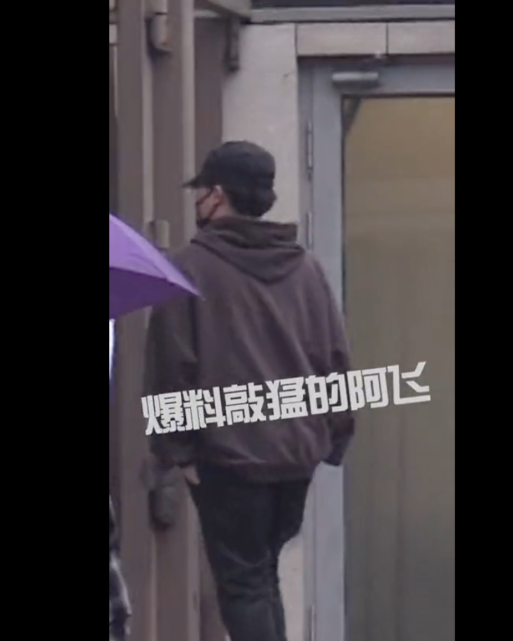 Phùng Thiệu Phong cũng mặc tông màu tương tự.