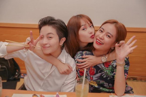 Hoàng Thùy Linh và Gil Lê thường xuyên trong bữa tiệc cùng bạn bè. Hoàng Thùy Linh và Gil Lê thường xuyên trong bữa tiệc cùng bạn bè.